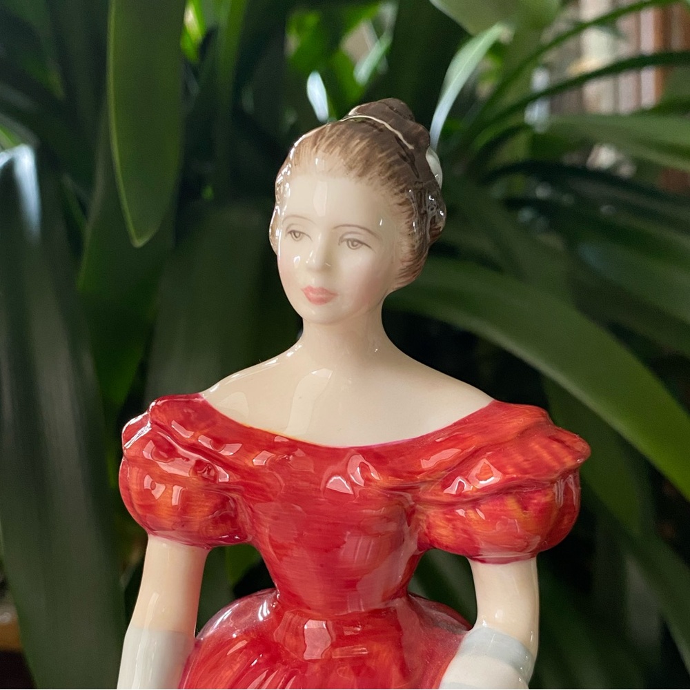 Royal Doulton Winsome Porcelain Hand Decorated Figurine - Original Sticker Tag - Picture 8 of 10